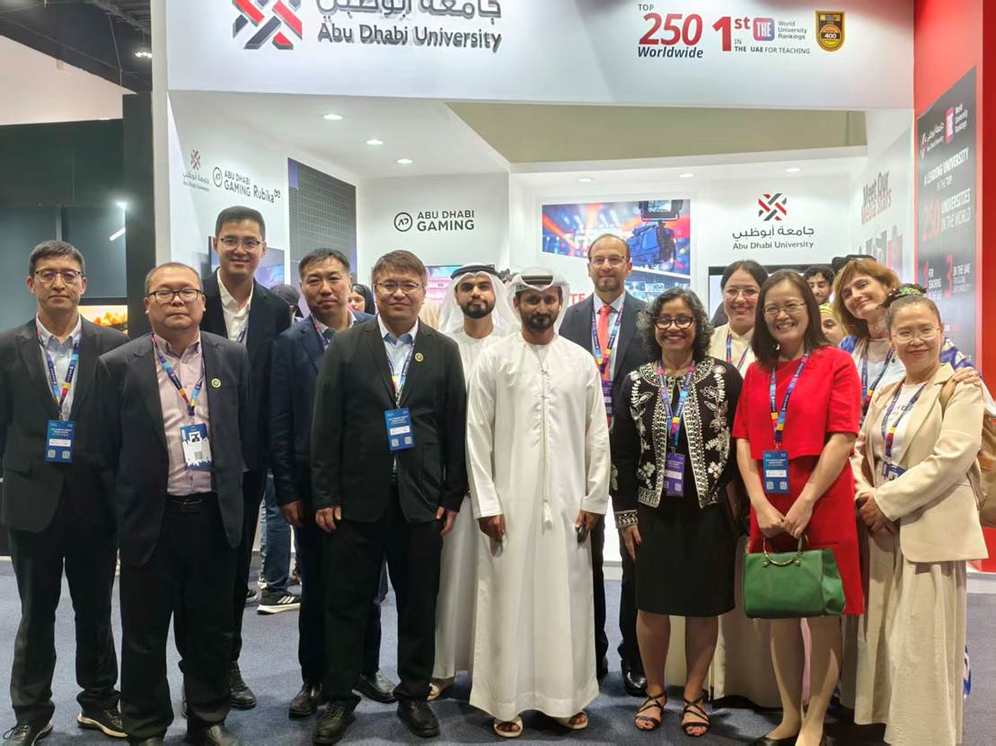 一群人站在壁报板前拍照 AI 生成的内容可能不正确。